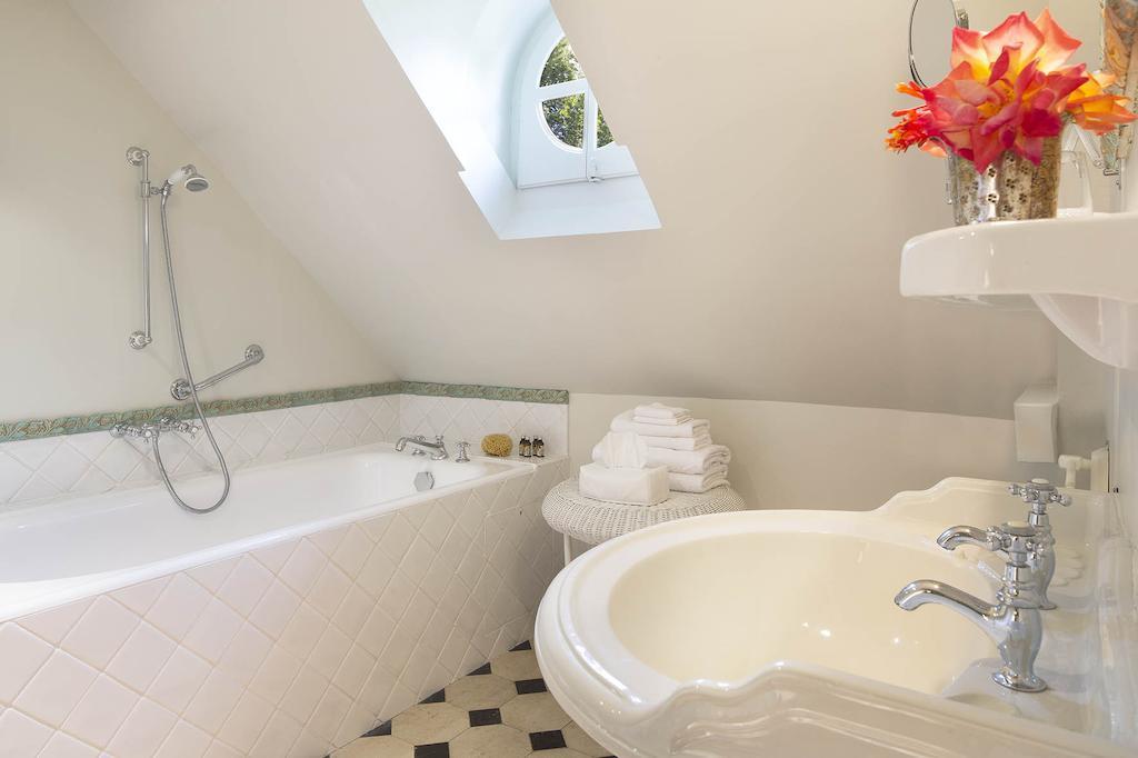 Chateau De Beneauville Bed and Breakfast Petiville  Rum bild